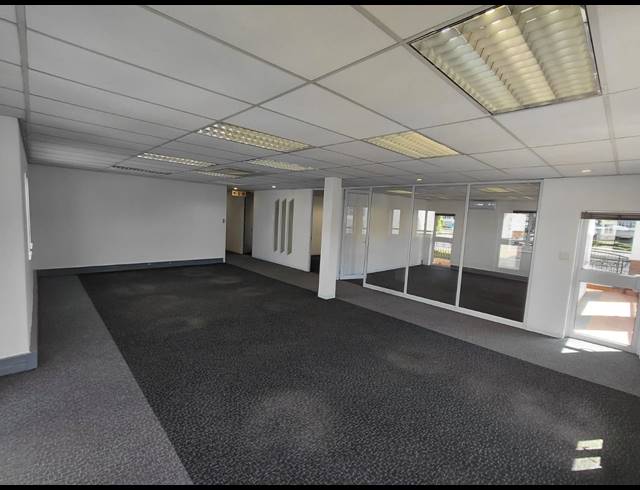 9,626M² OFFICE FOR SALE IN BRYANSTON